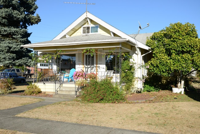 164 S BRdway in Estacada, OR - Foto de edificio - Building Photo