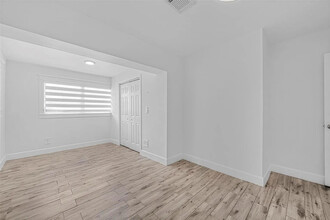 10350 SW 44th St in Miami, FL - Building Photo - Building Photo