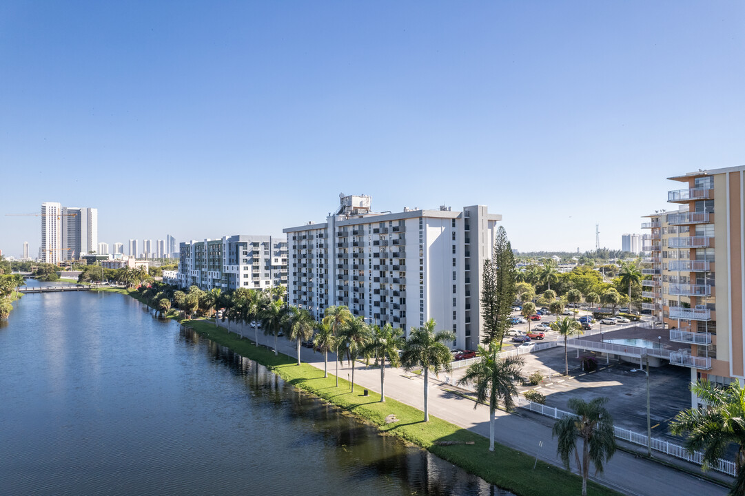 Inland Towers in North Miami Beach, FL - Building Photo