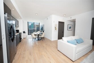 398 NE 5th St, Unit 2517 in Miami, FL - Foto de edificio - Building Photo