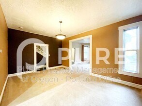133 NE Graham St in Portland, OR - Building Photo - Building Photo