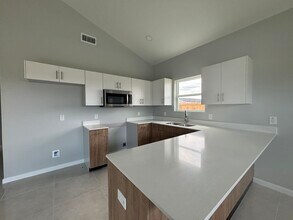 2709 Woodpecker Rd, Unit 1 in Weslaco, TX - Foto de edificio - Building Photo