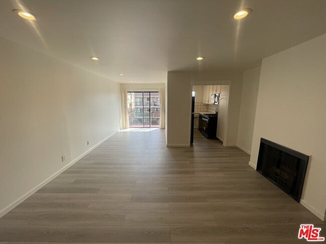 1337 N Sierra Bonita Ave in West Hollywood, CA - Building Photo - Building Photo