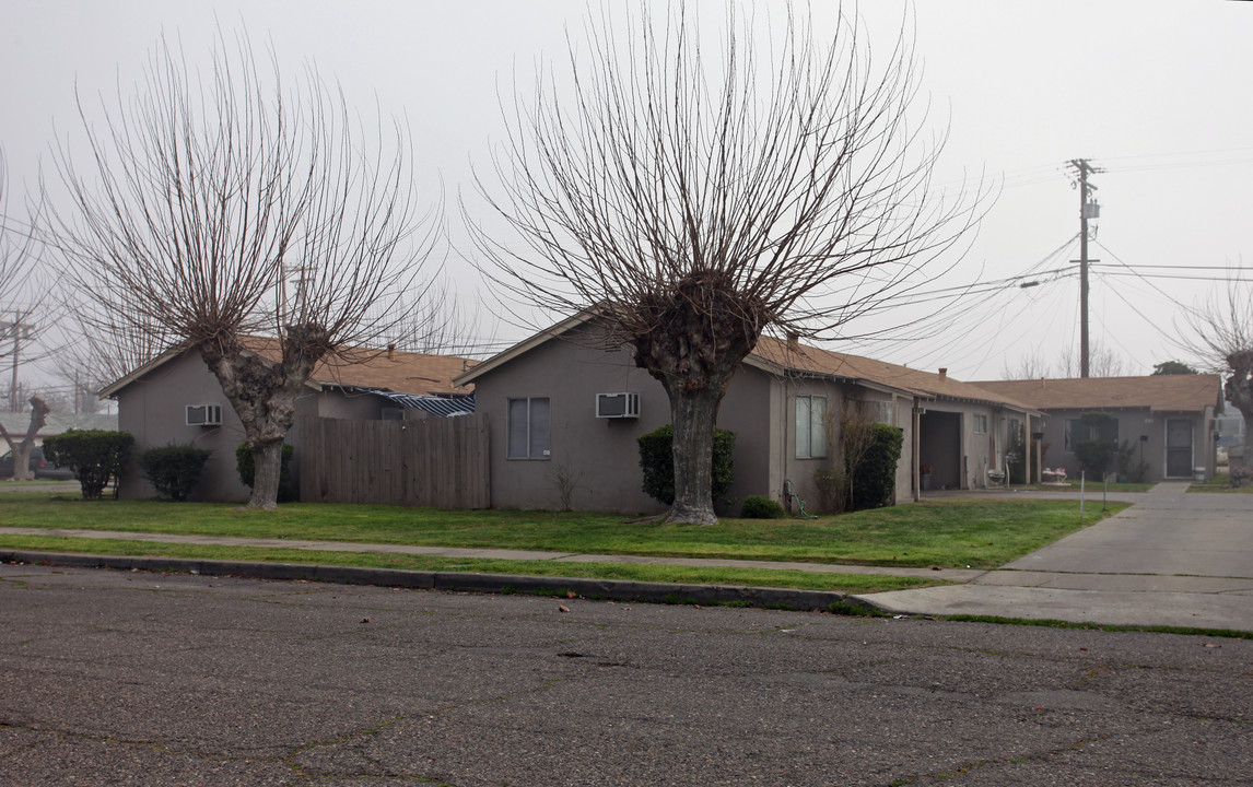 418 Locust St in Turlock, CA - Building Photo