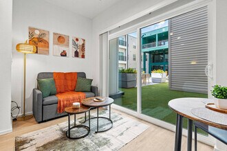 596 W 9th St in Dallas, TX - Foto de edificio - Building Photo