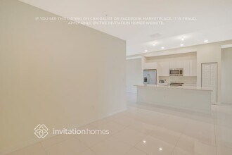 7819 NW 104th Ave in Doral, FL - Foto de edificio - Building Photo