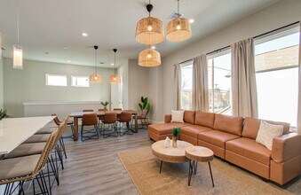 8320 Curry Rd in Houston, TX - Foto de edificio - Building Photo