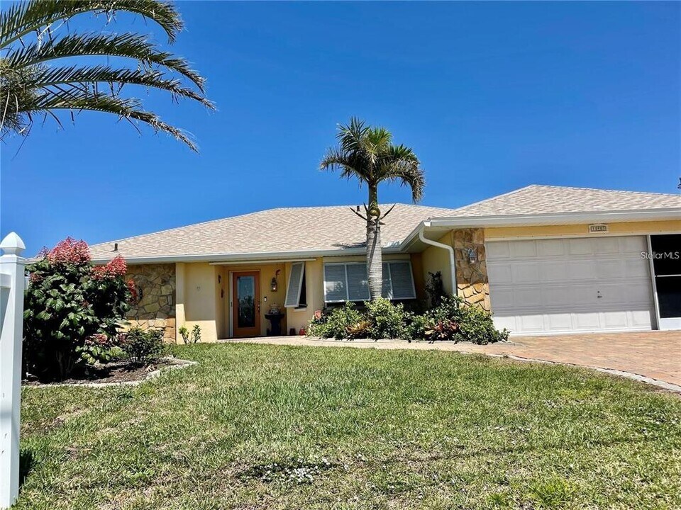 145 Bunker Rd in Rotonda West, FL - Foto de edificio
