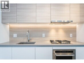 525 Foster Ave in Coquitlam, BC - Building Photo - Building Photo