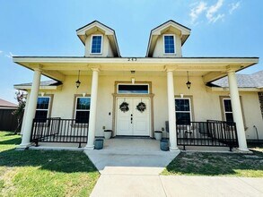 243 Eagle View Road in Eagle Pass, TX - Foto de edificio - Building Photo