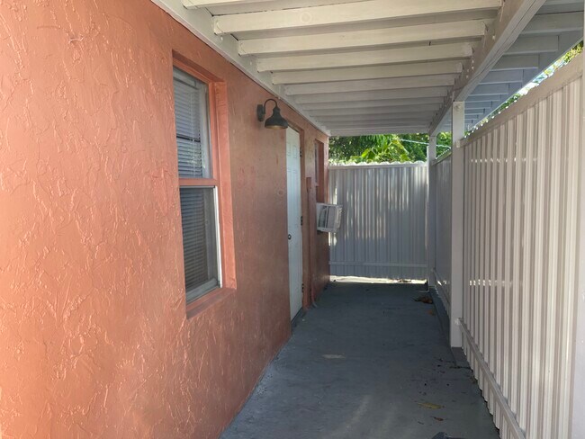305 Dunad Ave in Opa Locka, FL - Building Photo - Building Photo