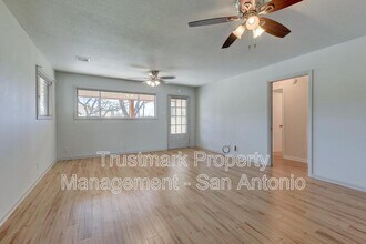 120 Travis St in Kerrville, TX - Building Photo - Building Photo