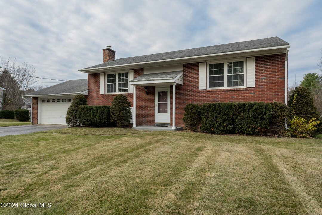 10 Glenwood Dr in Saratoga Springs, NY - Foto de edificio