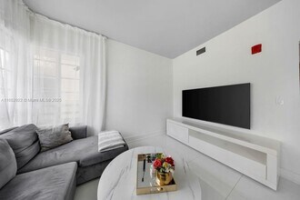 1000 Meridian Ave in Miami Beach, FL - Building Photo - Building Photo