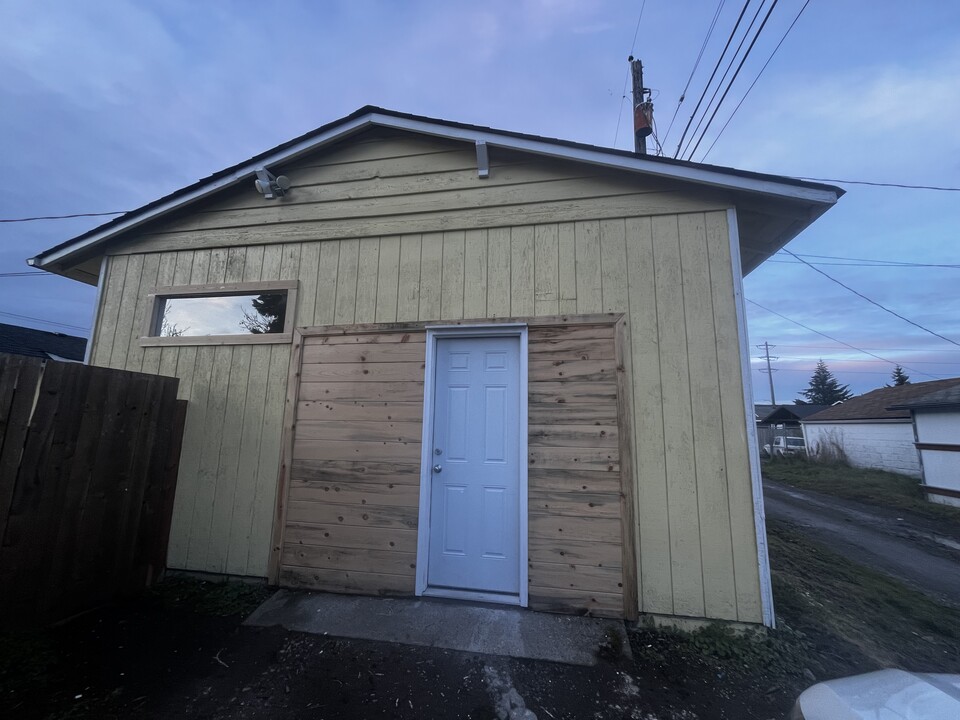 6631 S Warner St in Tacoma, WA - Foto de edificio