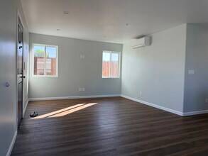 10233 Collett Ave in Los Angeles, CA - Foto de edificio - Building Photo