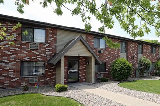 COURTYARD APARTMENTS in Fond du Lac, WI - Building Photo - Building Photo