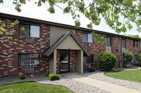 COURTYARD APARTMENTS in Fond du Lac, WI - Foto de edificio - Building Photo