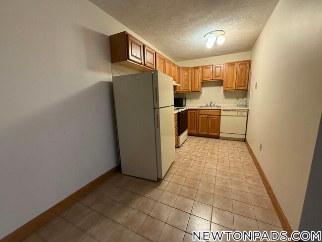 286 Grove St, Unit 3 in Newton, MA - Building Photo - Building Photo