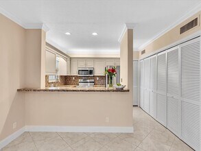 333 SE 20th Ave, Unit 2 in Deerfield Beach, FL - Building Photo - Building Photo