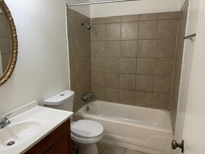 6110 W Ridgecreek Dr in Houston, TX - Foto de edificio - Building Photo