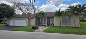4705 Holly Dr in Tamarac, FL - Building Photo