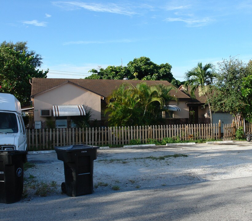 614-620 SE 19th St in Fort Lauderdale, FL - Building Photo