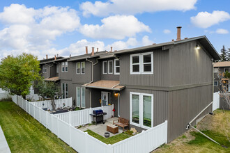 5340 17 Av SW in Calgary, AB - Building Photo - Building Photo