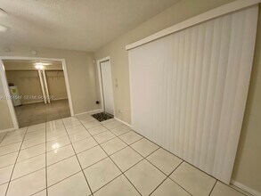 629 Executive Center Dr in West Palm Beach, FL - Foto de edificio - Building Photo