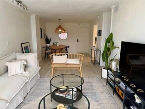 1450 Brickell Bay Dr in Miami, FL - Building Photo - Building Photo