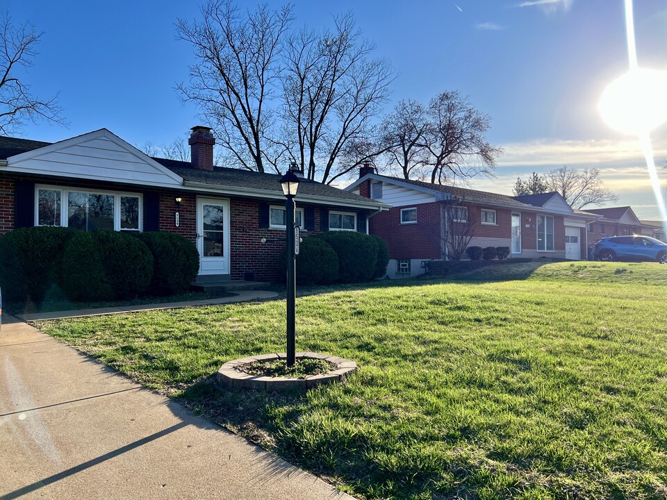 9534 Jachurst Ln in Affton, MO - Building Photo