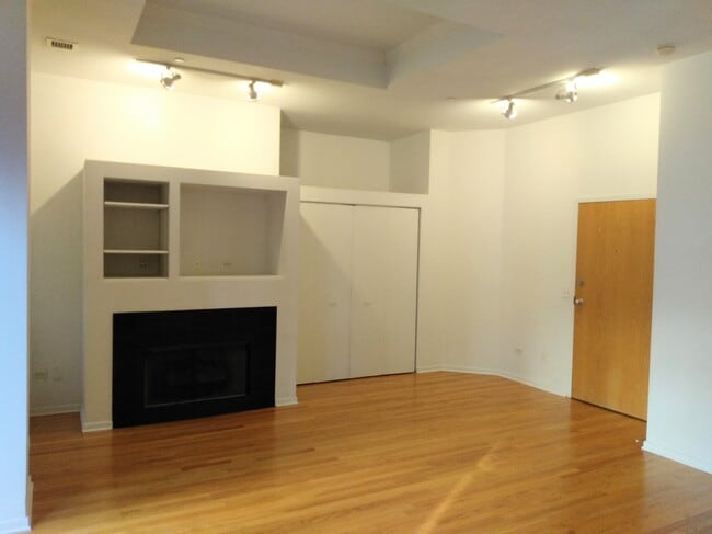 208 W Washington St, Unit 1901 in Chicago, IL - Building Photo - Building Photo