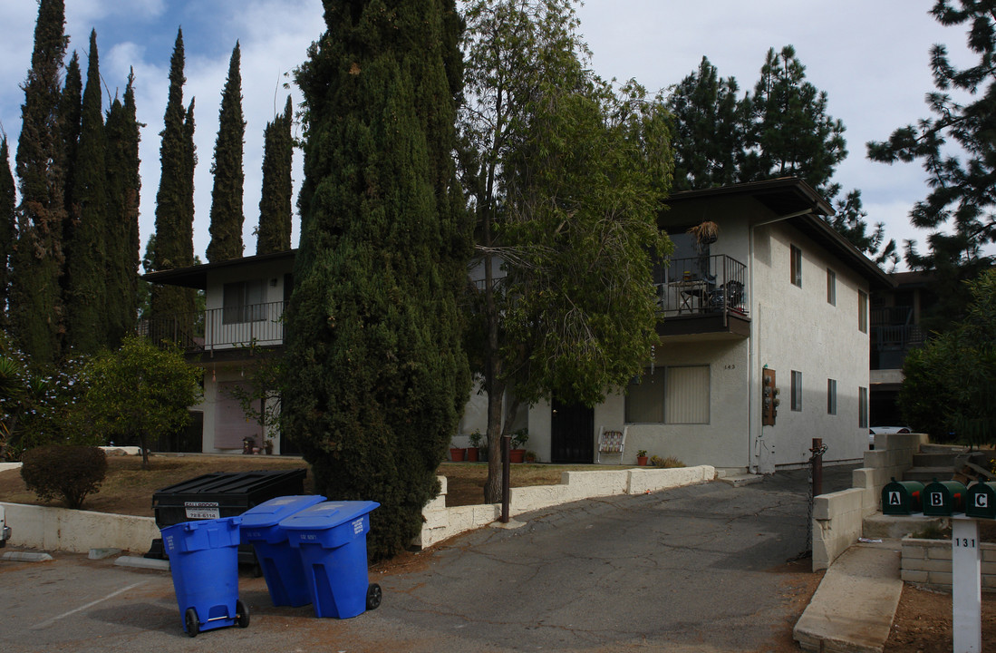 143 Lillian Way in Fallbrook, CA - Foto de edificio