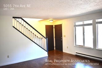 5055 7th Ave NE in Seattle, WA - Foto de edificio - Building Photo