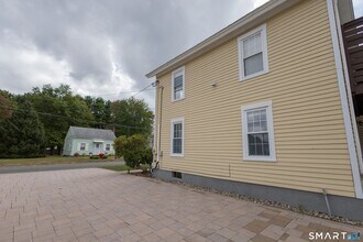 387 Buckland St in Southington, CT - Foto de edificio - Building Photo