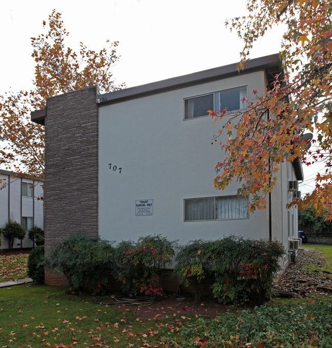 707 Bidwell St in Folsom, CA - Foto de edificio - Building Photo