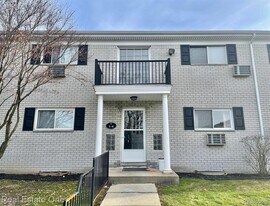 100 W Hickory Grove Rd in Bloomfield Township, MI - Building Photo