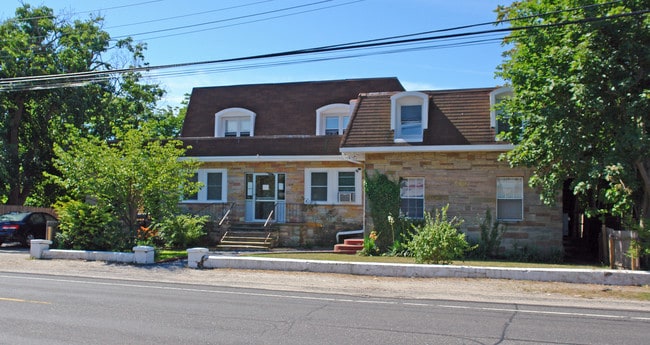 629 W Main St in Riverhead, NY - Foto de edificio - Building Photo