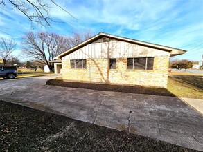 1405 E Sherman Dr in Denton, TX - Building Photo - Building Photo