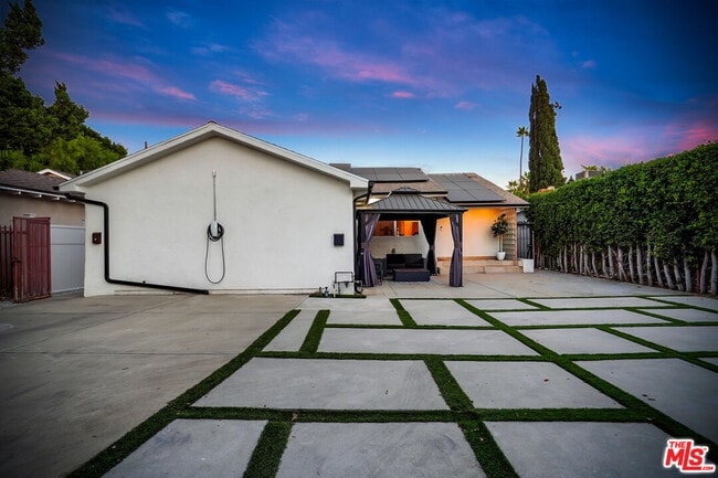 5630 Gentry Ave in Los Angeles, CA - Building Photo - Building Photo