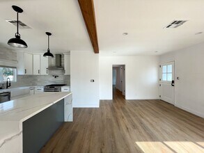 3795 Rosewood Ave in Los Angeles, CA - Building Photo - Building Photo