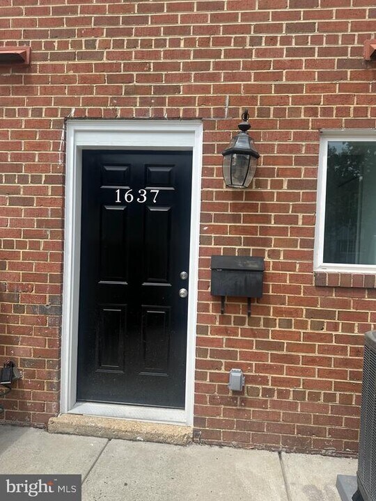 1637 N Van Dorn St in Alexandria, VA - Building Photo