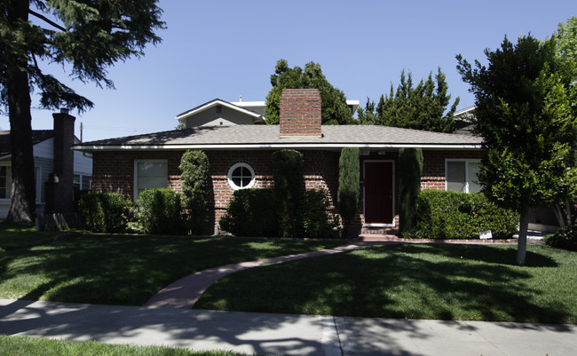 2611 W Clark Ave in Burbank, CA - Foto de edificio - Building Photo