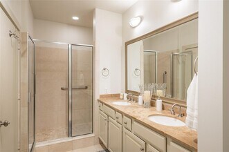 4899 Montrose Blvd in Houston, TX - Building Photo - Building Photo
