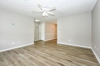 2014 Penmar Dr in La Vergne, TN - Foto de edificio - Building Photo