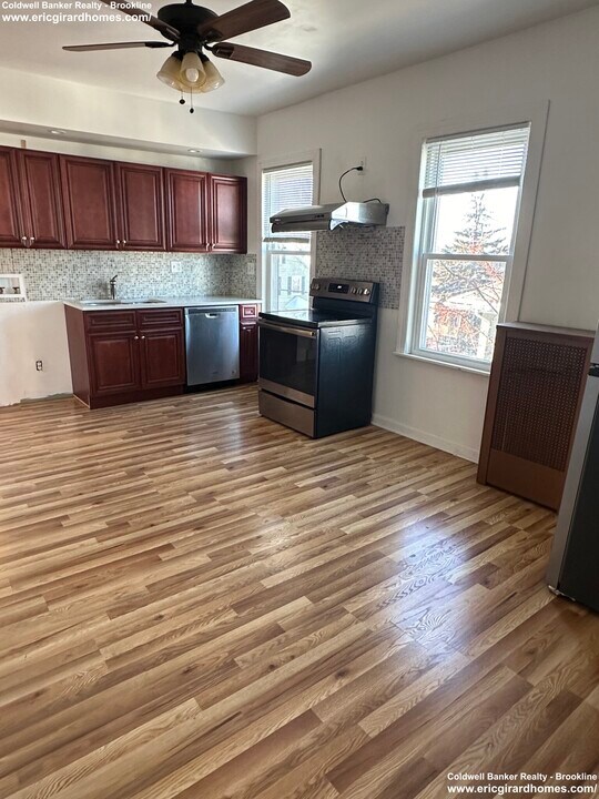 72 Upland Rd, Unit 4 BED CLEANNN in Belmont, MA - Foto de edificio