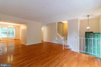 4796 Gainsborough Dr in Fairfax, VA - Foto de edificio - Building Photo