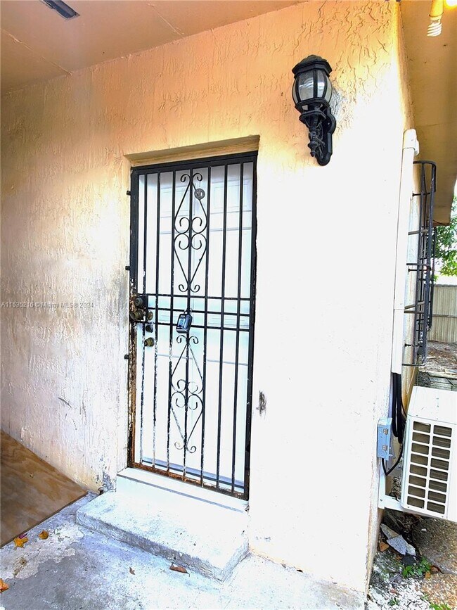 60 SW 58th Ct, Unit C in Miami, FL - Building Photo - Building Photo