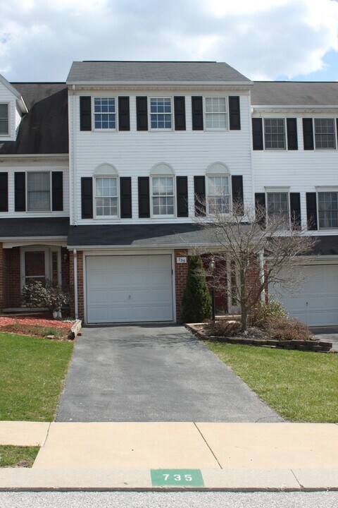735 Robin Hill Cir in York, PA - Building Photo