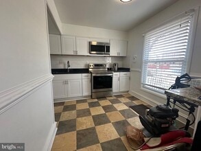 8282 White Pine Dr in Manassas Park, VA - Building Photo - Building Photo